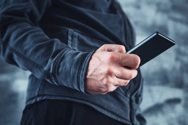 Vista de ángulo bajo del mensaje de lectura del hombre en el teléfono móvil — Foto de Stock