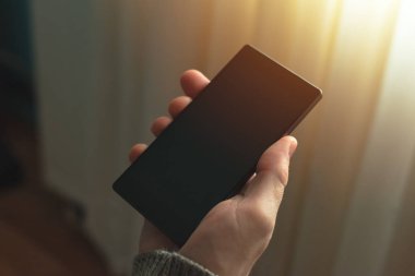 Erkek eli cep telefonu.