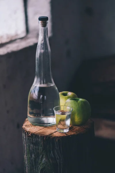 Apple brandy, rustykalną atmosferę retro — Zdjęcie stockowe