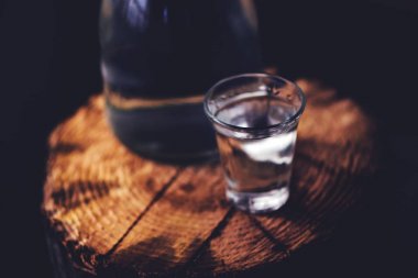 Güçlü alkol içki şişe içki kadehi ile