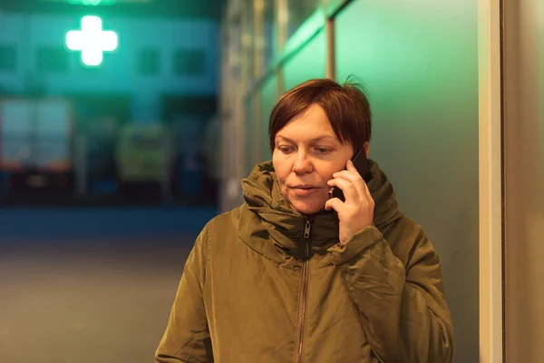 Aggódó nő beszél a mobiltelefon előtt gyógyszertár — Stock Fotó