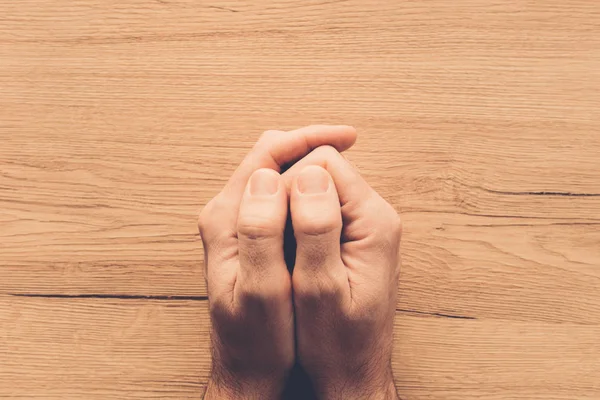 Man praying, overhead view — Stock Photo, Image