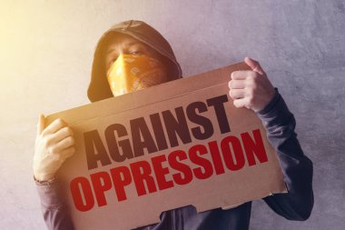 Eylemci baskıya karşı protesto