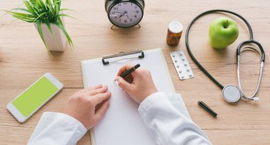 Kadın doktor notlar Pano kağıda sırasında tıbbi eski yazı.