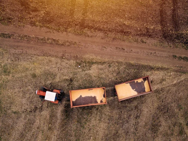 Вид с воздуха на сельскохозяйственный трактор в поле — стоковое фото