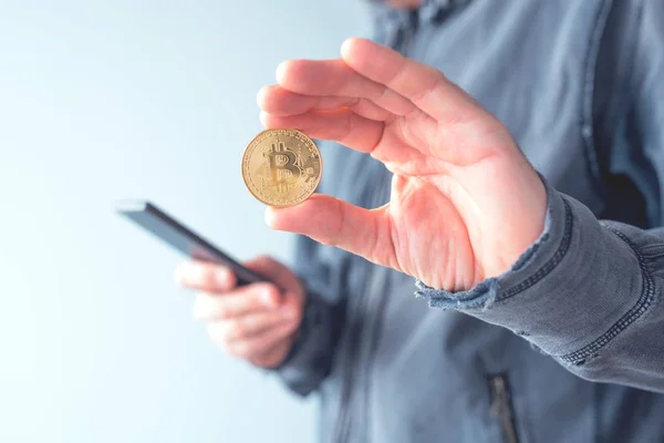 Adam bitcoin ve cep telefonu — Stok fotoğraf