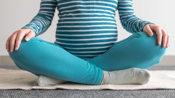 Mulher grávida praticando exercício de ioga em casa . — Fotografia de Stock