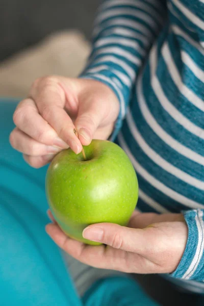 Έγκυος γυναίκα εκμετάλλευση πράσινο μήλο — Φωτογραφία Αρχείου
