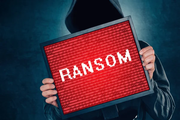 Conceito de vírus de computador ransomware, hacker com monitor — Fotografia de Stock