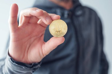 Bitcoin gösterilen adam