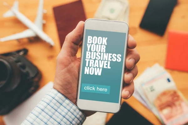 Reserve su viaje de negocios ahora aplicación móvil — Foto de Stock