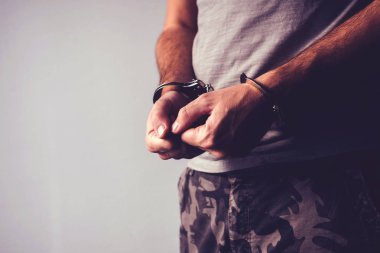 Kelepçeli asker askeri ordu giysileri