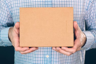 Sahte kadar dizayn için karton kutu paket tutan adam