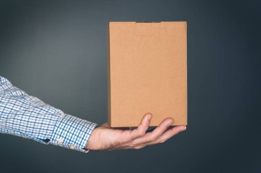Sahte kadar dizayn için karton kutu paket tutan adam