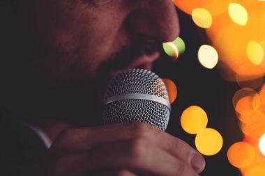 Adam karaoke barda şarkı söylüyor