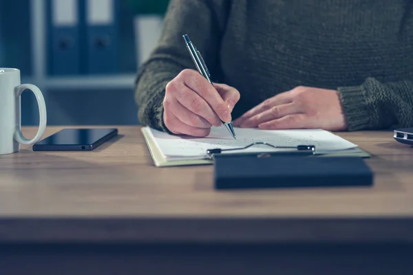 Entrepreneur féminin faisant de la paperasserie de démarrage d'entreprise — Photo