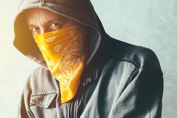 Membro della gang incappucciato criminale con sciarpa sul viso — Foto Stock