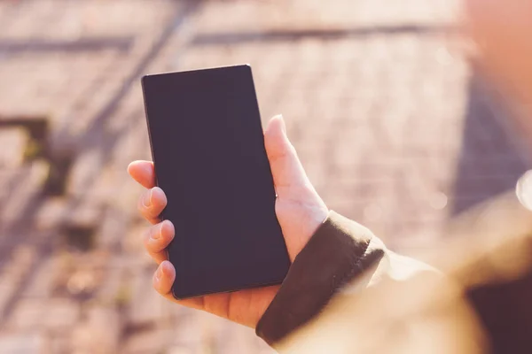 Vrouw met behulp van slimme mobiele telefoon op straat — Stockfoto