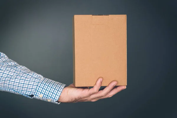 Άνθρωπος που κρατά κουτί από χαρτόνι πακέτο για mock up σχεδιασμό — Φωτογραφία Αρχείου