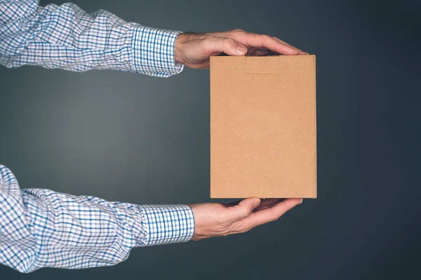 Paquete de la caja de cartón de la celebración del hombre para el diseño simulado — Foto de Stock