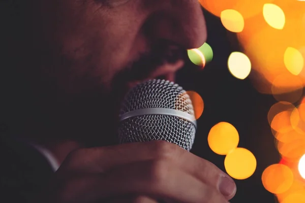 Homem canta karaoke em bar — Fotografia de Stock