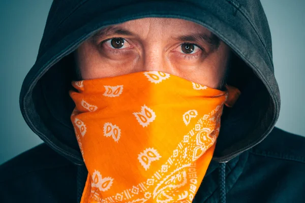 Portret van gemaskerde criminele mannelijke persoon — Stockfoto