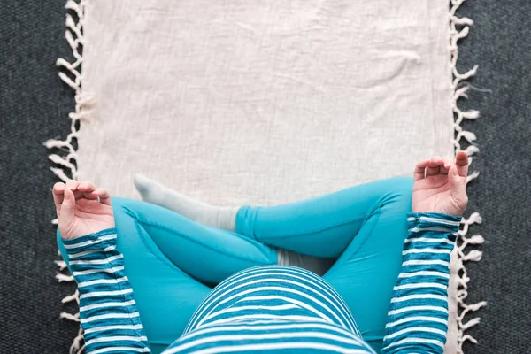 Bovenaanzicht van zwangere vrouw praktizerende yoga oefenen thuis — Stockfoto