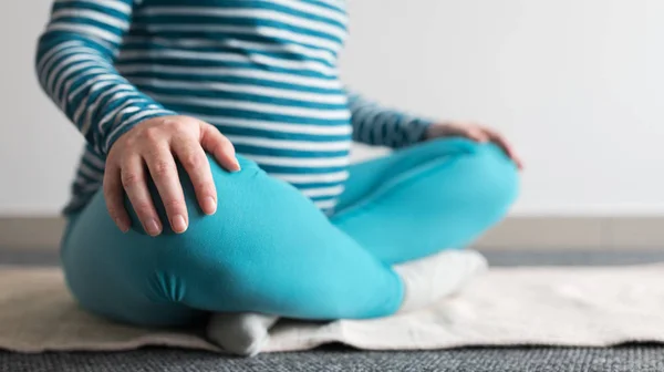 Έγκυος γυναίκα εξάσκηση γιόγκα άσκηση στο σπίτι. — Φωτογραφία Αρχείου