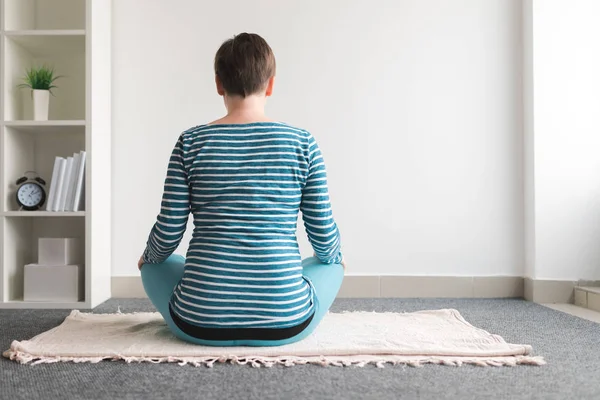 Mulher grávida praticando exercício de ioga em casa . — Fotografia de Stock