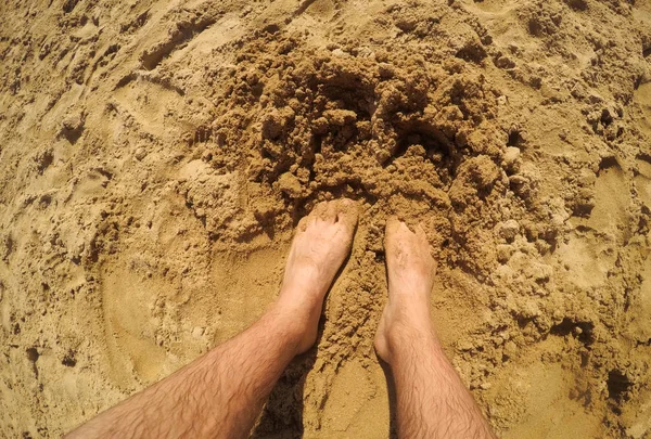 Hombre descalzo parado en la arena de la playa — Foto de Stock