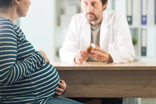 Orvos előírása tabletták, hogy terhes nő — Stock Fotó