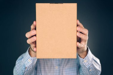 Sahte kadar dizayn için karton kutu paket tutan adam