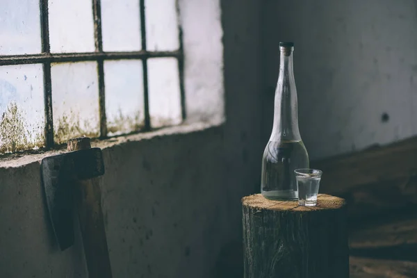 Bebida alcohólica fuerte en botella con vaso de chupito —  Fotos de Stock