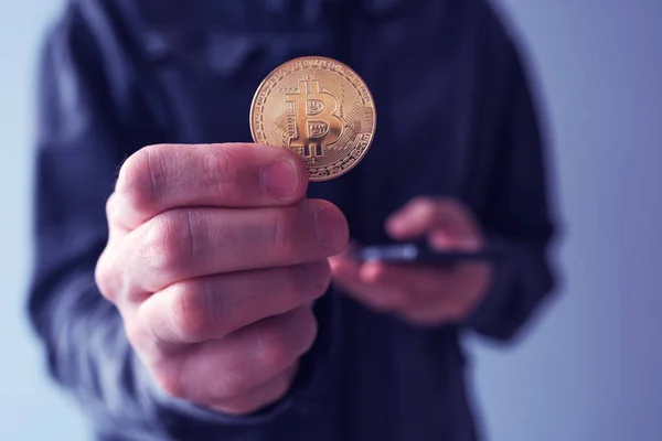 Ο άνθρωπος δείχνει Bitcoin — Φωτογραφία Αρχείου