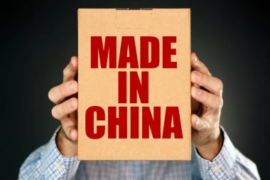 Made in China ile karton kutu tutan adam