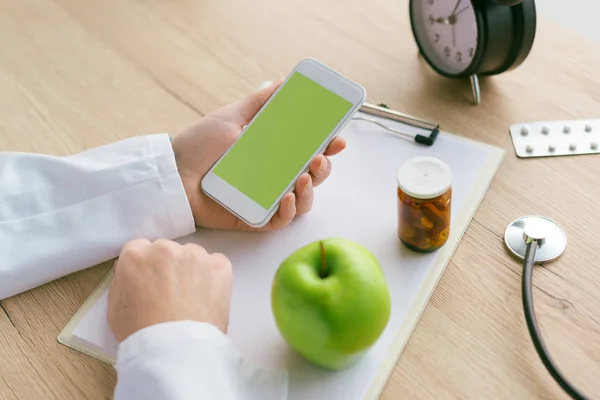 Lekarz doradztwo apple zamiast pigułki i antybiotyki — Zdjęcie stockowe