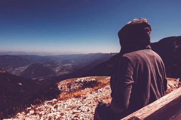 Excursionista de montaña en alto mirador mirando al valle — Foto de Stock