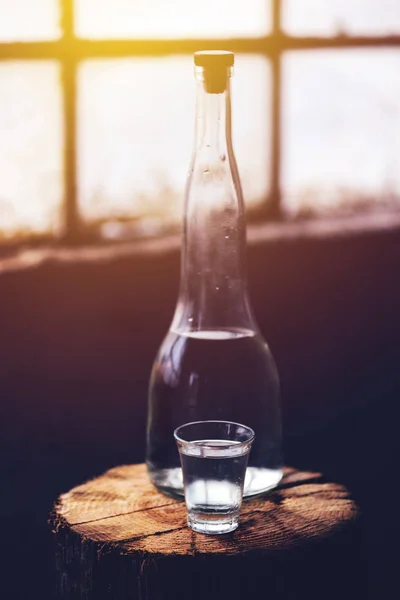 Forte boisson alcoolisée en bouteille avec verre de tir — Photo