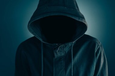 Gizemli şüpheli yüzsüz adam hoodie ile