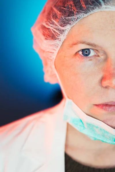 Alergolog feminin imunolog pe jumătate față portret — Fotografie, imagine de stoc