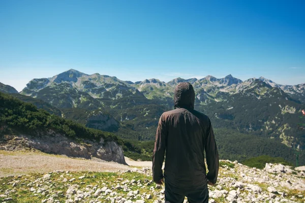 Гірський турист на високій точці зору дивиться на долину — стокове фото