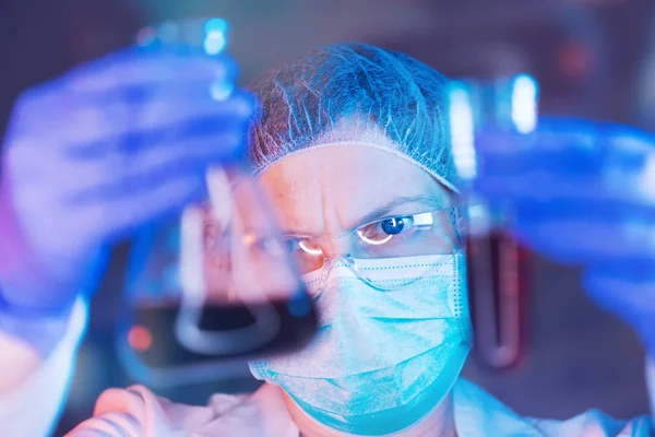 Cientista que trabalha com produtos químicos em laboratório — Fotografia de Stock