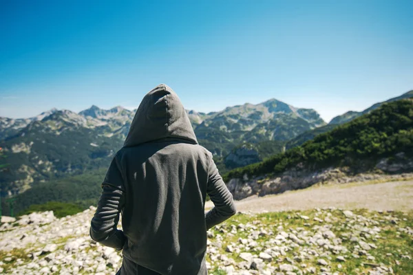 Excursionista de montaña en alto mirador mirando al valle —  Fotos de Stock