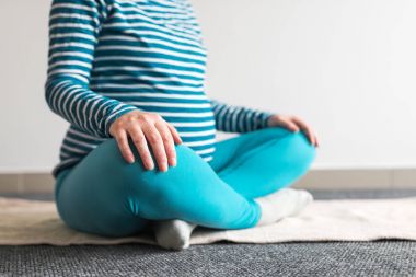 Hamile kadın Yoga egzersiz evde pratik.