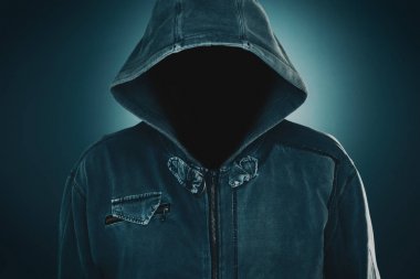 Gizemli şüpheli yüzsüz adam hoodie ile