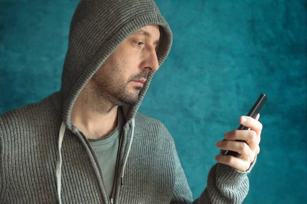 Casual mannen tittar på mobiltelefon skärm — Stockfoto