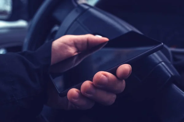 Człowiek za pomocą smartfona w samochodzie — Zdjęcie stockowe