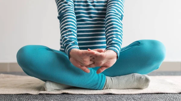 Schwangere praktiziert Yoga-Übungen zu Hause. — Stockfoto