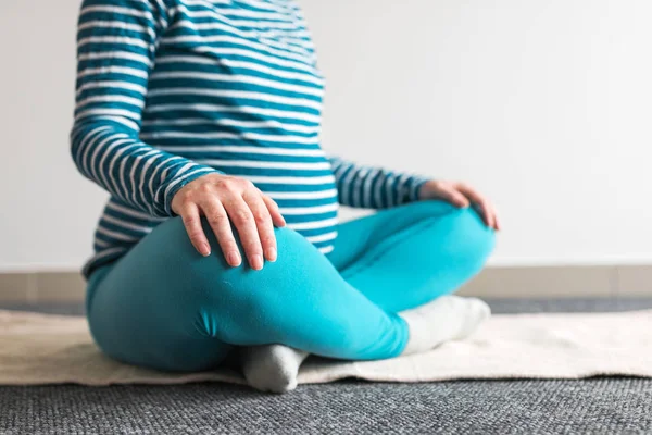 Mulher grávida praticando exercício de ioga em casa . — Fotografia de Stock