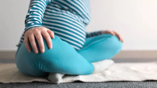 임산부 요가 운동 집에서 연습. — 스톡 사진